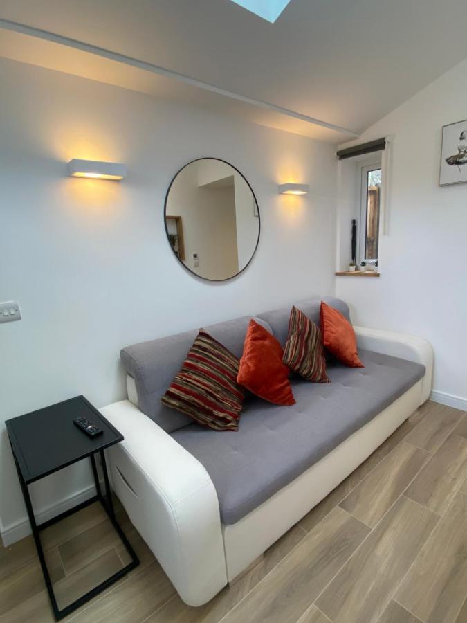 Lovely And Modern Studio Apartment. Μπόρχαμγουντ Εξωτερικό φωτογραφία